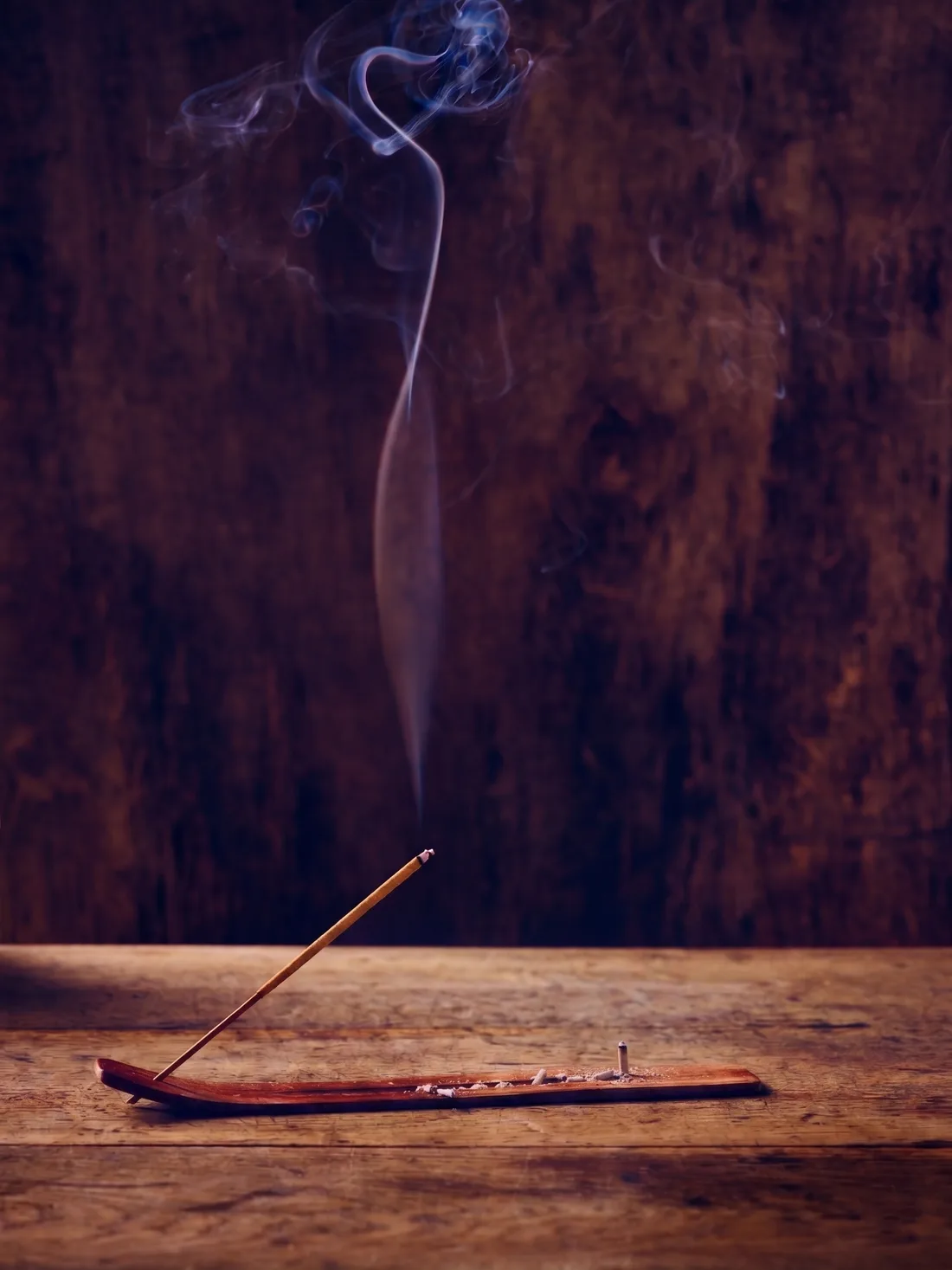 Bastoncino d'incenso MASALA acceso, con il fumo che si alza